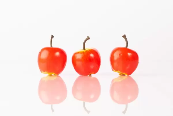 Fresh juicy apples on a white table (Flip 2019)