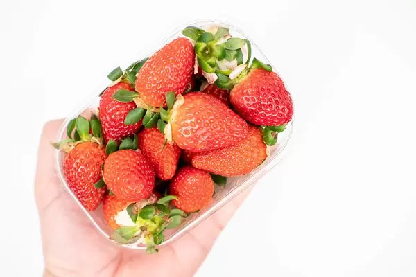 Fresh-Raw-Strawberries-in-the-plastic-box-with-copy-space.jpg