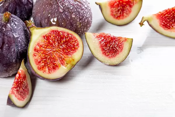 Fresh, ripe figs with water drops (Flip 2019)