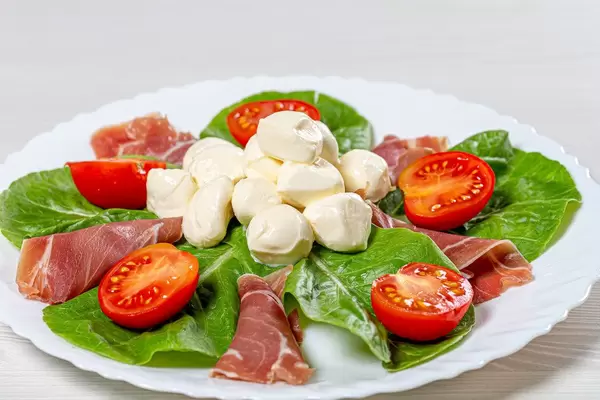 Fresh salad with jamon, mozzarella, tomatoes and Romaine lettuce (Flip 2019)