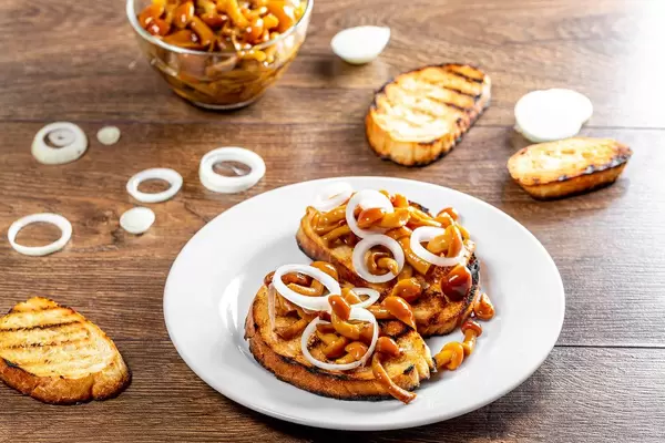 Fresh sandwiches with toasted bread and mushrooms (Flip 2019)