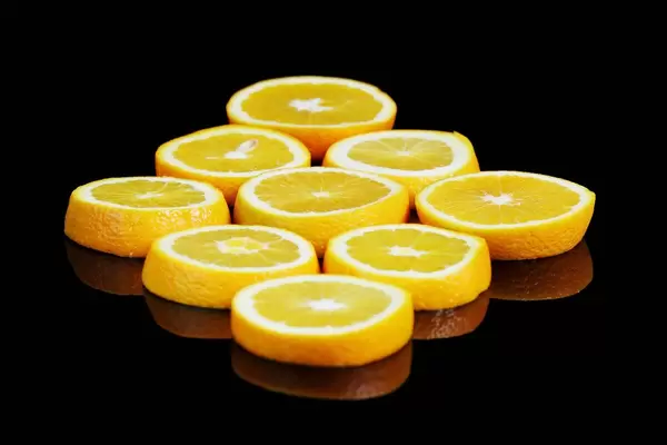 Fresh slices of orange fruit, black background (Flip 2019)
