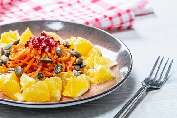 Fresh vegetarian salad with orange and pumpkin seeds (Flip 2019)