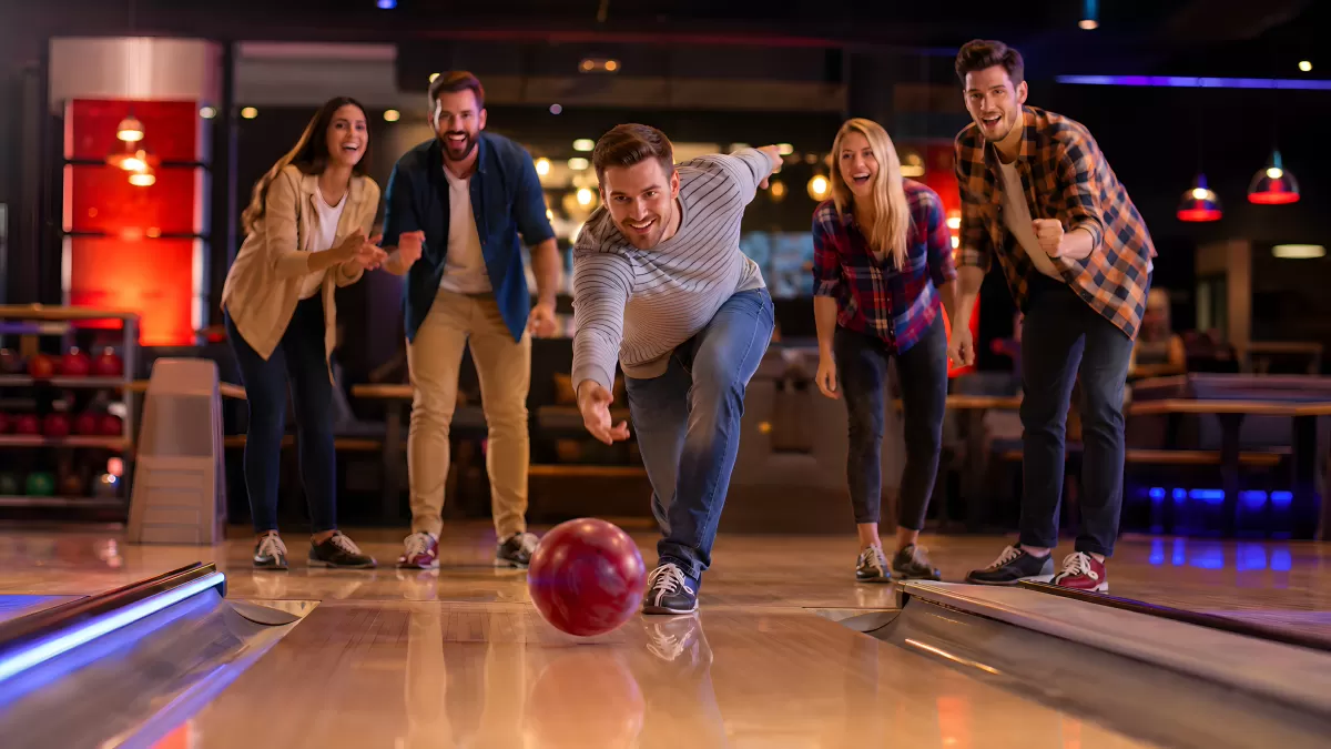 Freunde feiern beim Bowling in der Halle