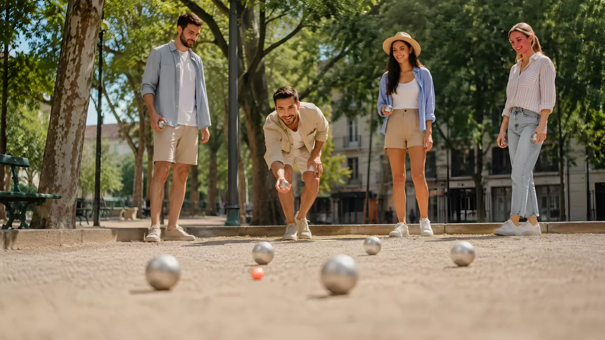 Freunde spielen Pétanque im sonnigen Stadtpark