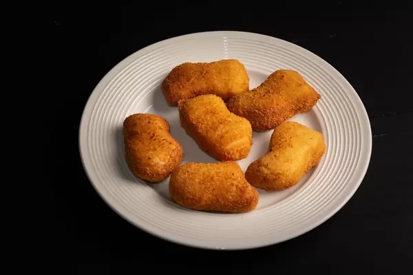 Fried Chicken Nuggets auf der runden Platte