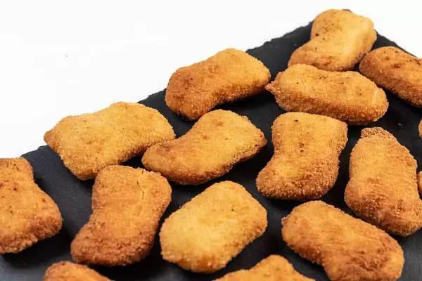 Fried Chicken Nuggets auf der Steinplatte