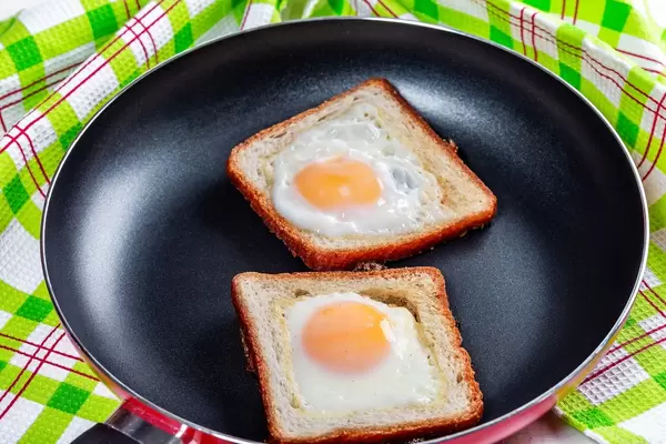 Fried eggs in toast bread in a frying pan (Flip 2019)