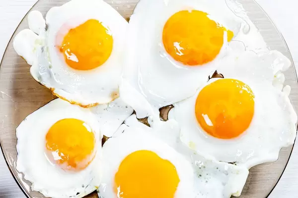 Fried eggs on a glass plate (Flip 2019)
