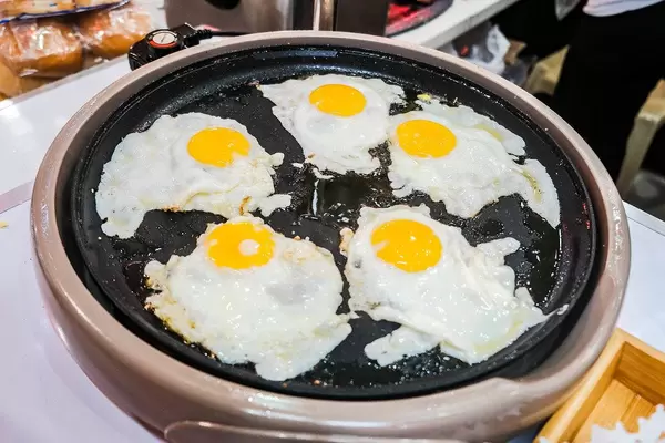 Fried eggs on electric fryer (Flip 2019)