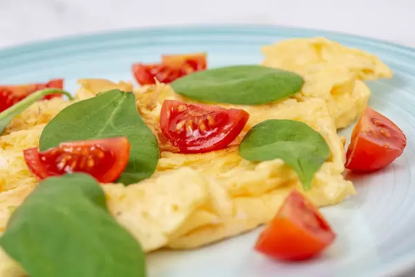 Fried Eggs with Baby Spinach and Cherry Tomato (Flip 2019)