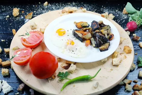 Fried eggs with grilled vegetables and tomatoes (Flip 2019)