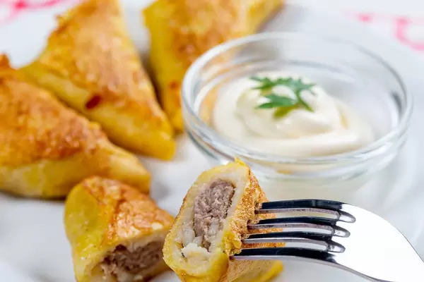 Fried pancakes with meat filling and white sauce (Flip 2019)