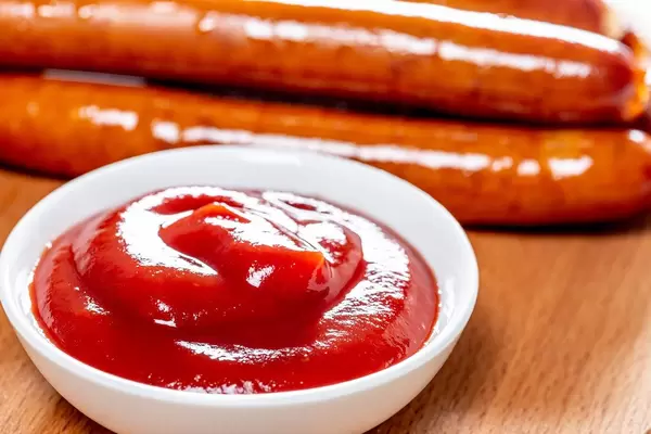 Fried sausages with tomato sauce close-up (Flip 2019)
