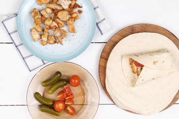 Fried sliced Chicken Breasts with Cheryy Tomato and Pickles