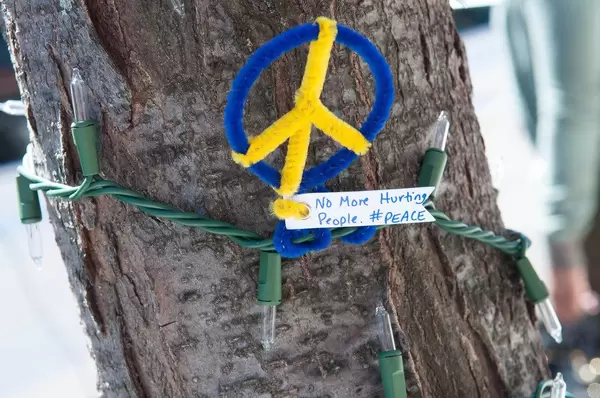 Friedenszeichen gewickelt um Lichterkette in Boston, USA