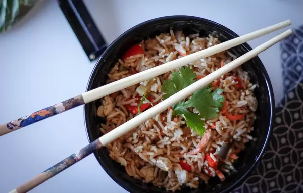 Fries Rice in einer schwarzen Schüssel mit Stäbchen (Chop Sticks)