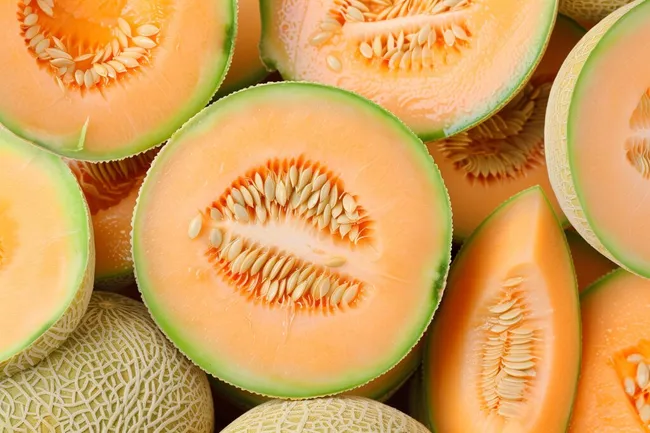 Frisch aufgeschnittene Cantaloupe-Melonen in Nahaufnahme