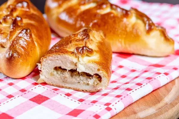 Frisch gebacken Kuchen mit Fisch-Füllung