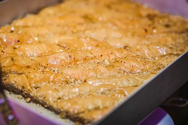 Frisch gebackene Baklava auf dem Mahane Yehuda Markt in Jerusalem
