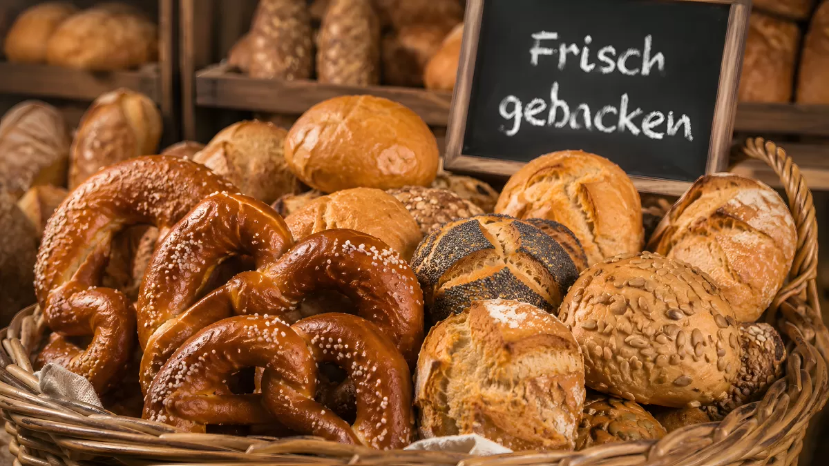 Frisch gebackene Brezeln und Brötchen im Bäckerkorb