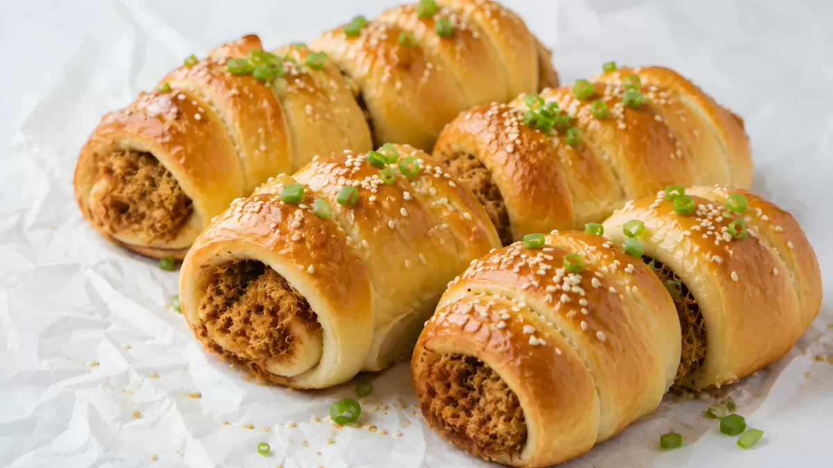 Frisch gebackene Fleischbrötchen mit Sesam und Frühlingszwiebeln