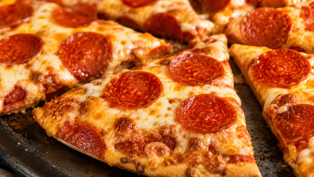 Frisch gebackene Pepperoni-Pizza in Scheiben geschnitten