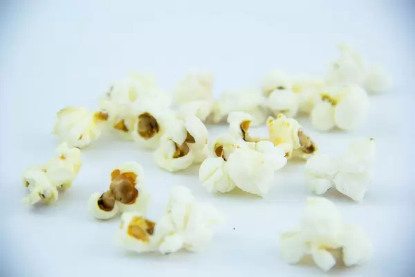 Frisch gebackenes Popcorn vor weißem Hintergrund