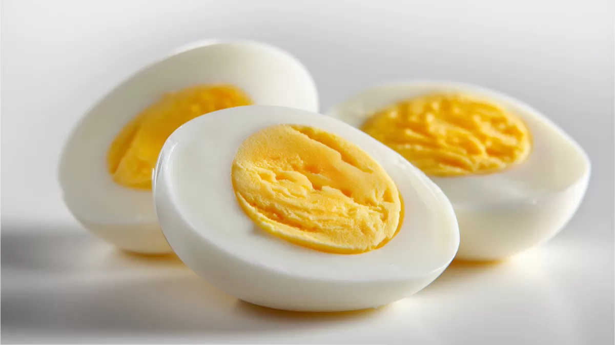 Frisch gekochte Eier - appetitliches Protein-Snack