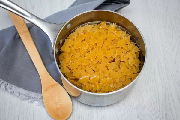 Frisch gekochte Pasta im Saucentopf