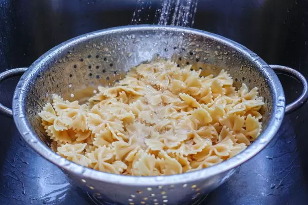 Frisch gekochte Pasta wird abgespült
