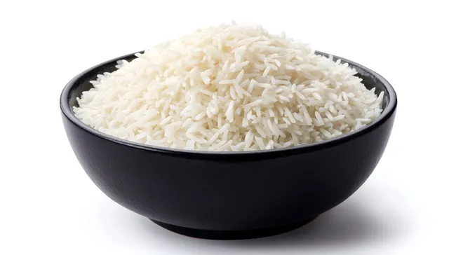 Frisch gekochter Basmati-Reis in schwarzer Schüssel