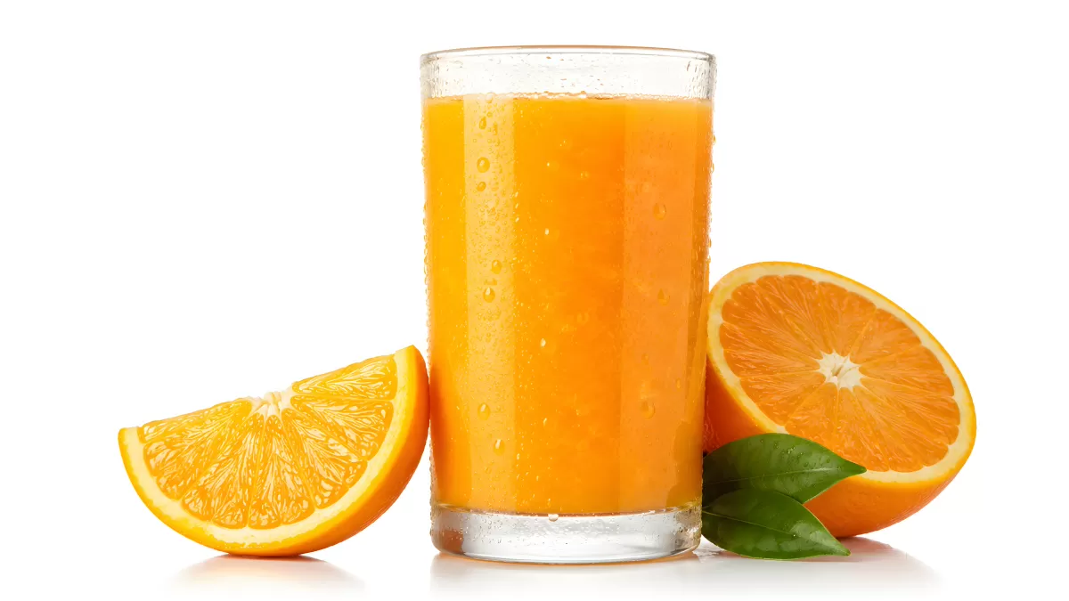 Frisch gepresster Orangensaft im Glas mit Früchten