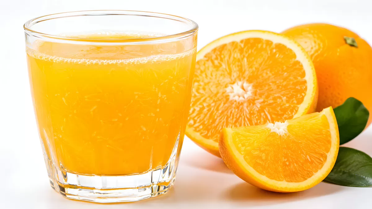Frisch gepresster Orangensaft im Glas mit Orangen