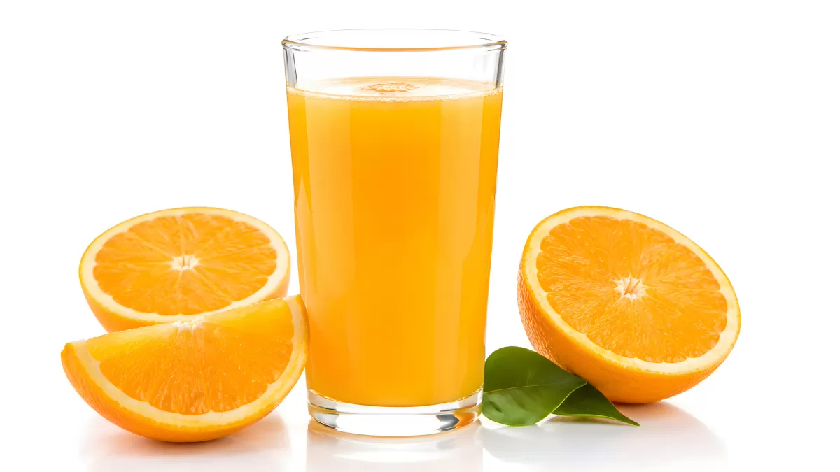 Frisch gepresster Orangensaft mit ganzen Orangen