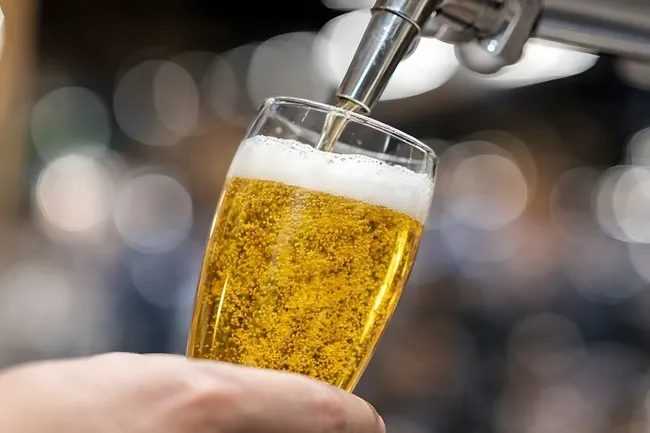 Frisch gezapftes Bier im Glas an der Bar