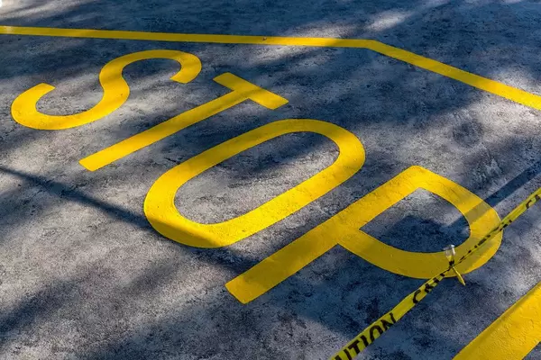 Frisch gezeichneter Stop - Schriftzug mit Absperrband auf den Seychellen