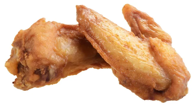 Frisch knusprige Chicken Wings auf weißem Hintergrund