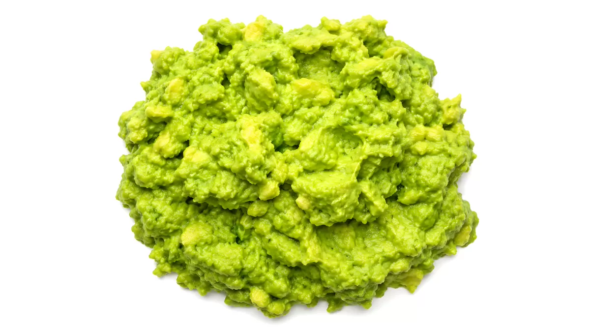 Frisch zerdrücktes Avocado-Mus auf weißem Hintergrund