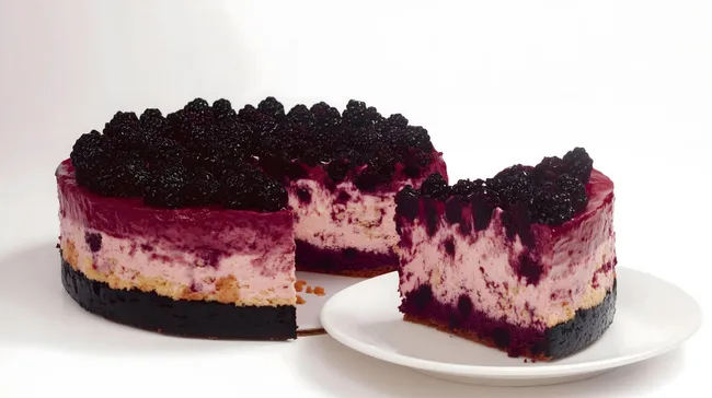 Frisch zubereiter Brombeerkäsekuchen auf Teller