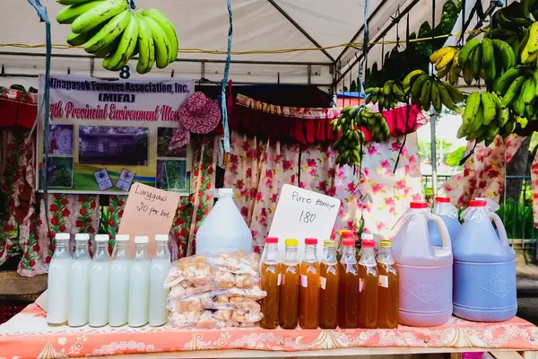 Frisch zubereitete Produkte wie Essig und Honig, zum Verkauf an einem Marktstand