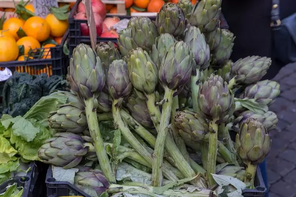 Frische Artischocken auf dem Markt in Rom