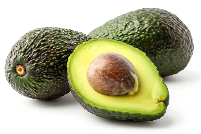 Frische Avocados auf weißem Hintergrund
