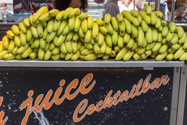 Frische Bananen gestapelt auf einer Saftbar - Cocktailbar