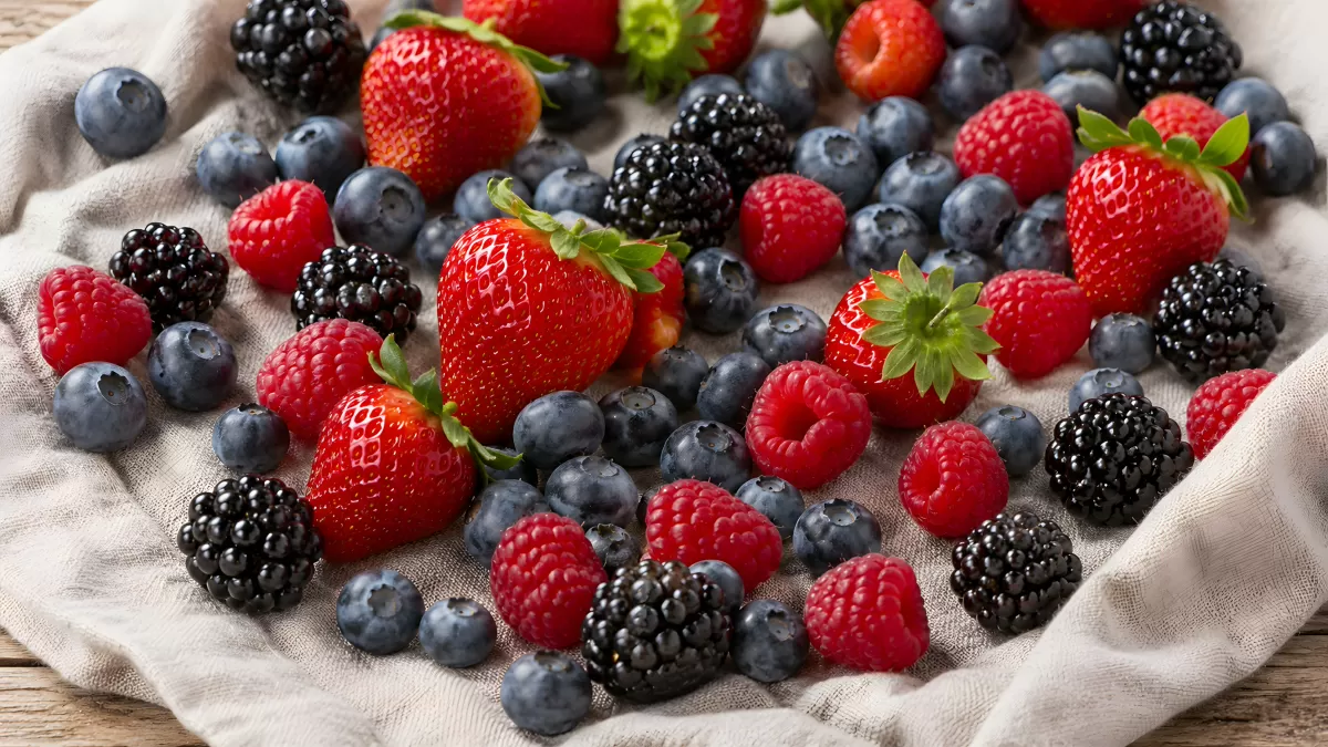 Frische Beeren auf Leinentuch – bunte Auswahl