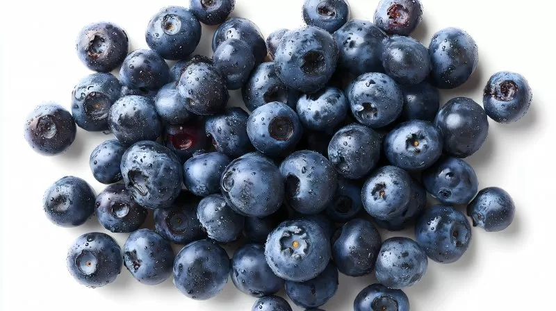 Frische Blaubeeren mit Wassertropfen auf weißem Hintergrund