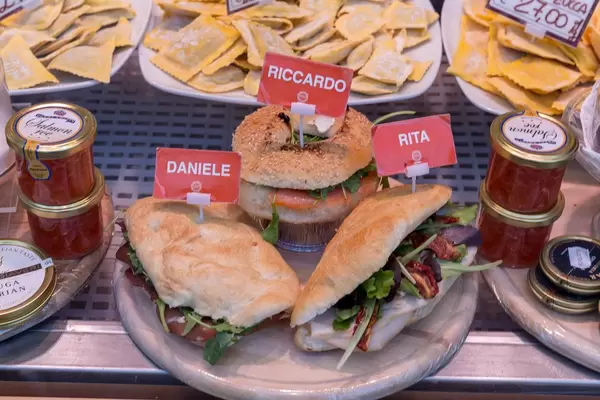 Frische Brötchen mit italienischen Namen mit Ciabatta Brot an einem Stand auf einem Markt in Rom