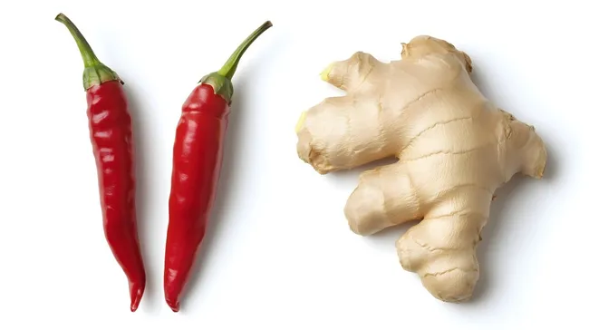 Frische Chilischoten und Ingwerwurzel auf Weißem Hintergrund