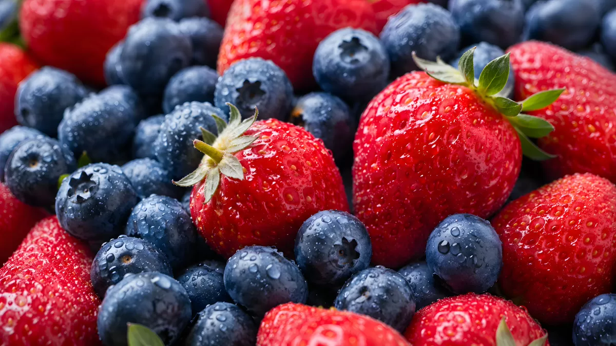Frische Erdbeeren und Blaubeeren mit Wassertropfen