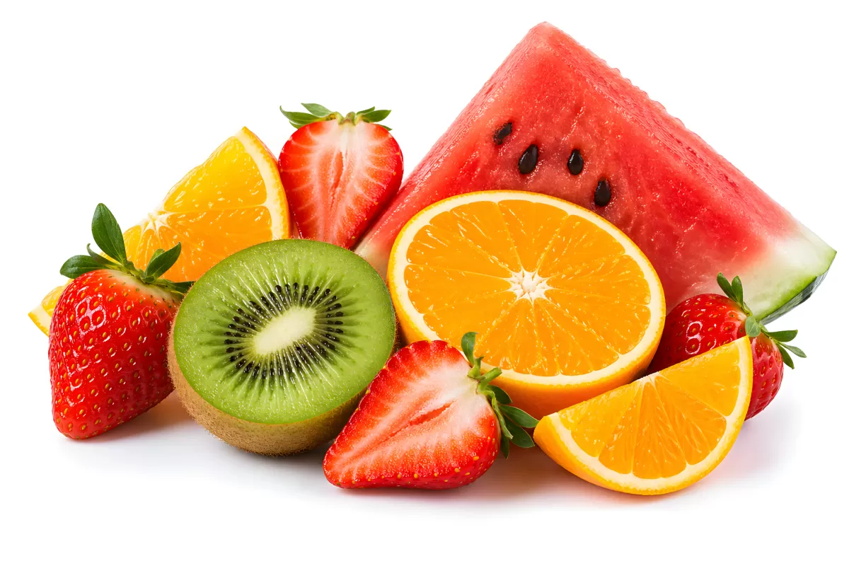 Frische Früchte aufgeschnitten auf weißem Hintergrund